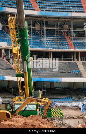 Costruire e migliorare il più grande stadio di calcio con gru in Spagna. Santiago Bernabeu - Real Madrid Foto Stock