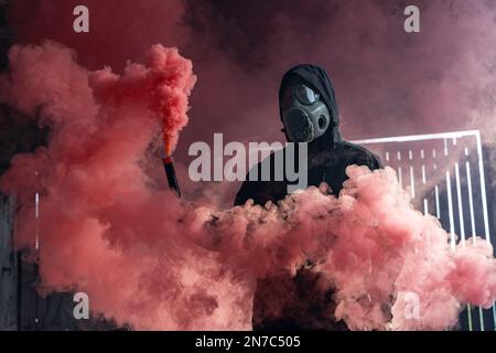Rosa bomba fumogena .festival di colore del segnale di fumo Foto stock -  Alamy