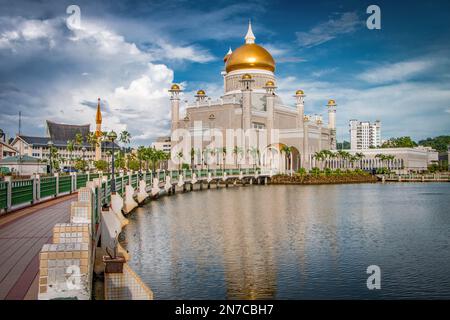 La famosa Moschea di Omar Ali Saifuddien a Bandar seri Begawan, Brunei Darussalam di giorno con nuvole bianche e sfondo cielo blu Foto Stock