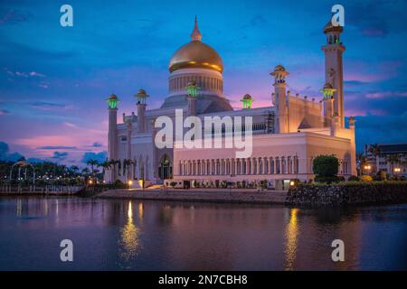 Famosa Moschea Omar Ali Saifuddien a Bandar seri Begawan, Brunei Darussalam al tramonto rosa con fondo cielo blu profondo Foto Stock