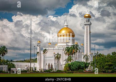 La famosa Moschea di Omar Ali Saifuddien a Bandar seri Begawan, Brunei Darussalam di giorno con nuvole bianche e sfondo cielo blu Foto Stock