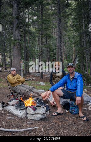 All'accampamento dopo un'escursione lungo il John Muir Trail vicino al LeConte Canyon nel Parco Nazionale del Kings Canyon. Foto Stock