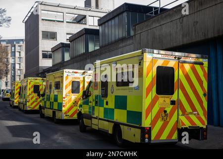 Londra, Regno Unito. 10th febbraio, 2023. Le ambulanze di emergenza sono raffigurate fuori dalla sede del London Ambulance Service. I lavoratori delle ambulanze colpiscono per la retribuzione equa e il personale e UNISON sta facendo palloncino ad altri 10.000 membri delle ambulanze in Inghilterra per azioni industriali. Credit: Notizie dal vivo di Mark Kerrison/Alamy Foto Stock