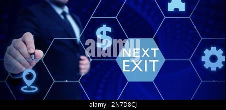 Segnale che visualizza Next Exit (uscita successiva). Concetto aziendale la seguente via d'uscita o atto di partenza in un luogo o autostrada Foto Stock