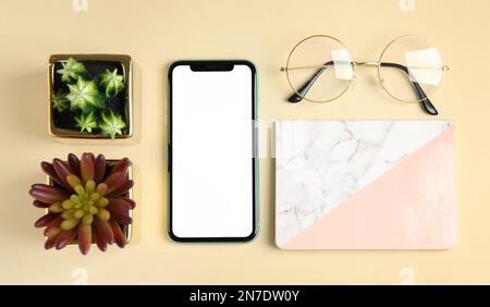 MYKOLAIV, UCRAINA - 10 LUGLIO 2020: Composizione Flat Lay con iPhone 11 su sfondo beige Foto Stock