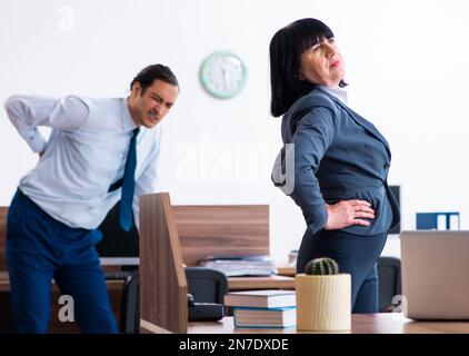 I due dipendenti facendo sport esercizi in ufficio Foto Stock