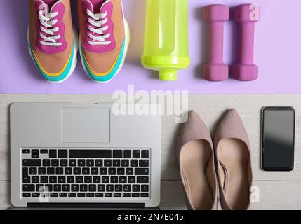 Composizione piatta con oggetti business e accessori sportivi su sfondo colorato. Concetto di equilibrio tra lavoro e vita Foto Stock