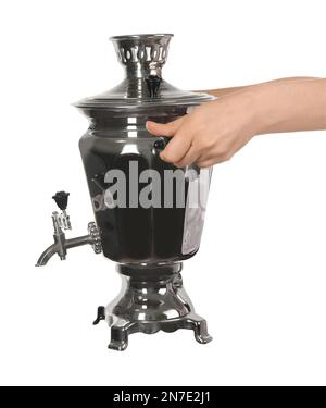 Donna che tiene tradizionale samovar russo su sfondo bianco, primo piano Foto Stock