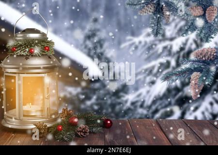 Lanterna di Natale decorata con candela bruciante all'aperto. Spazio per il testo Foto Stock