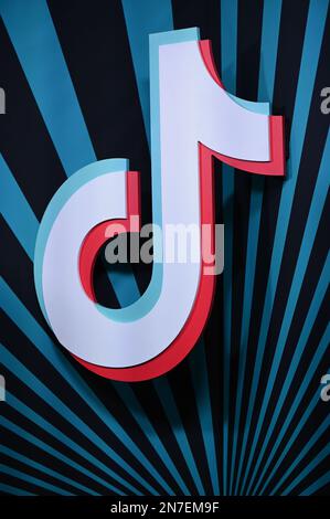 Phoenix, Stati Uniti. 10th Feb, 2023. Logo TikTok in mostra all'interno del centro multimediale Super Bowl LVII, Phoenix, AZ, 10 febbraio 2023. (Foto di Anthony Behar/Sipa USA) Credit: Sipa USA/Alamy Live News Foto Stock