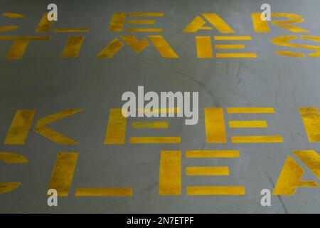 Tenere chiaro il cartello informativo su un concreto sfondo astratto a Melbourne Australia. Foto Stock