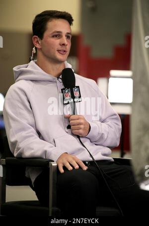 Arizona, Stati Uniti, Stati Uniti. 10th Feb, 2023. (SPO) giocatori di calcio NFL a Superbowl esperienza in Arizona . 10 febbraio 2023, Phoenix, Arizona, USA: Brock Purdy (in maglia di sudore grigio chiaro), 49ers quarto di schiena che è stato NFL su Fox Offensive Rookie of the Year Award .with Drew Brees (camicia colorata) in pensione Orleans Saints vincitore del quarto di Super Bowl XLIV durante Super Bowl LVII Experience in Arizona.Credit: Niyi Fote/Thenews2 (Credit Image: © Niyi Fote/TheNEWS2 via ZUMA Press Wire) SOLO PER USO EDITORIALE! Non per USO commerciale! Foto Stock