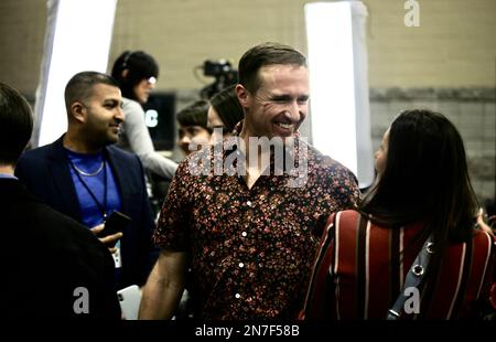 Arizona, Stati Uniti, Stati Uniti. 10th Feb, 2023. (SPO) giocatori di calcio NFL a Superbowl esperienza in Arizona . 10 febbraio 2023, Phoenix, Arizona, USA: Brock Purdy (in maglia di sudore grigio chiaro), 49ers quarto di schiena che è stato NFL su Fox Offensive Rookie of the Year Award .with Drew Brees (camicia colorata) in pensione Orleans Saints vincitore del quarto di Super Bowl XLIV durante Super Bowl LVII Experience in Arizona.Credit: Niyi Fote/Thenews2 (Credit Image: © Niyi Fote/TheNEWS2 via ZUMA Press Wire) SOLO PER USO EDITORIALE! Non per USO commerciale! Foto Stock