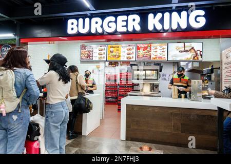 Città del Messico, Central de Autobuses del Norte, stazione degli autobus nord, Burger King fast food, menu a soffitto, donna donna donna donna donna donna donna donna, adulti, residenti resi Foto Stock