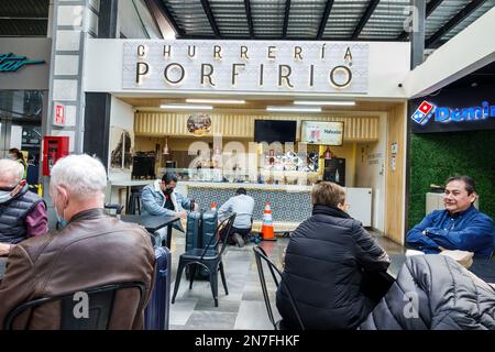 Città del Messico, Central de Autobuses del Norte, stazione degli autobus del Nord, uomini maschi, adulti adulti, residenti residenti, anziani cittadini cittadini, pensionati Foto Stock