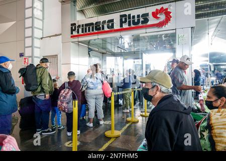 Città del Messico, Central de Autobuses del Norte, Northern Bus Station, passeggeri, valigie bagagli, Primera Plus autobus compagnia di servizio pullman, man me Foto Stock