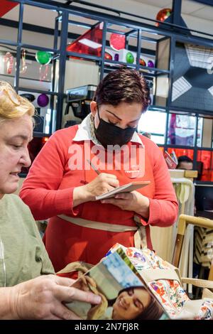 Città del Messico, Central de Autobuses del Norte, Northern Bus Station, VIP prendendo ordine di scrittura, donna donna donna donna donna donna donna donna donna donna, adulti, residenti, over Foto Stock