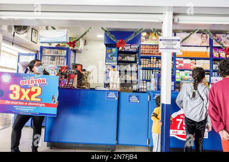 Città del Messico, Central de Autobuses del Norte, Northern Bus Station, farmacia farmacia, vendita promozione risparmio offerta, donna donna donna donna donna donna donna donna donna donna, adulti, r Foto Stock