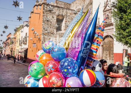 San Miguel de Allende Guanajuato Messico, Historico Centro storico zona Centro, palloncini, stelle appese decorazioni natalizie, edificio bu Foto Stock