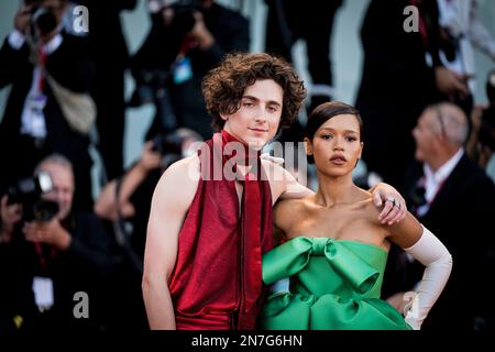 Il cast di 'ossa e tutto' sul tappeto rosso di Venezia 79, la Biennale di Venezia 2022, Venezia, Italia Foto Stock