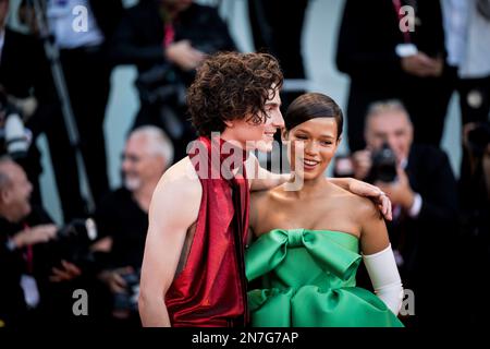 Il cast di 'ossa e tutto' sul tappeto rosso di Venezia 79, la Biennale di Venezia 2022, Venezia, Italia Foto Stock