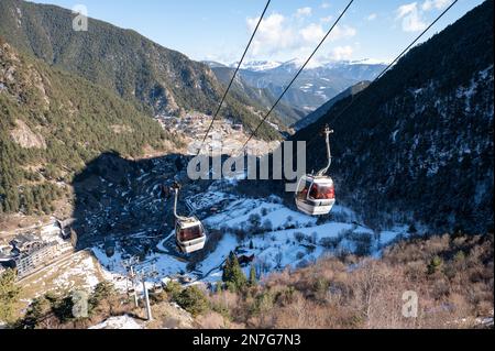 Ordino Arcalis, Andorra: 2023 Febreury 5 : funivia nel Vallnord Pal Arinsal di Grandvalira Resorts stazione dei Pirenei in inverno 2023. Foto Stock