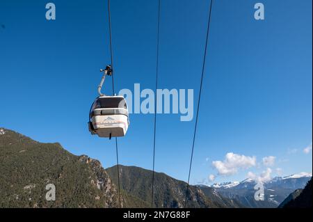 Ordino Arcalis, Andorra: 2023 Febreury 5 : funivia nel Vallnord Pal Arinsal di Grandvalira Resorts stazione dei Pirenei in inverno 2023. Foto Stock