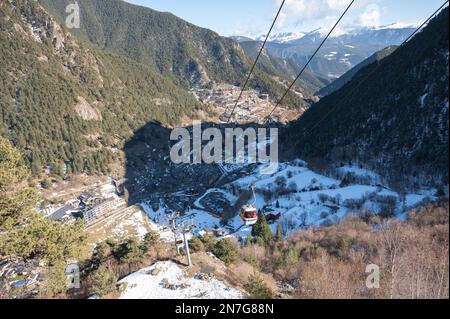 Ordino Arcalis, Andorra: 2023 Febreury 5 : funivia nel Vallnord Pal Arinsal di Grandvalira Resorts stazione dei Pirenei in inverno 2023. Foto Stock