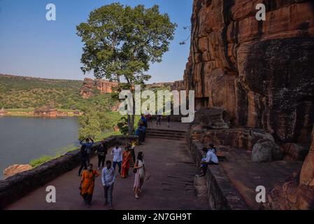 Badami, Karnataka, India - Ott 26 2022: I turisti che visitano i templi delle grotte di Badami che sono un complesso di templi indù e Jain e sono importanti exa Foto Stock