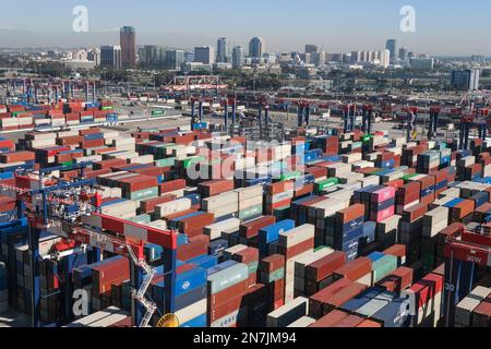 I container impilati aspettano di muoversi con gru automatiche (ASC) presso il cantiere del Terminal container di Long Beach (LBCT) nel porto di Long Beach. L'investimento di $2,5 miliardi di LBCT che ha consentito a uno dei principali operatori portuali di ridurre in modo significativo le emissioni e di avere "zero netto" alla portata di tutti. Questo tour rivelerà anche per la prima volta ulteriori dettagli su un progetto da $30 milioni di dollari realizzato presso la LBCT per implementare attrezzature per la movimentazione del carico a emissioni zero e uno sguardo esclusivo ai piani della LBCT di decarbonizzare completamente le operazioni entro il 2030. (Foto di Ringo Chiu/SOPA Images/Sipa USA) Foto Stock