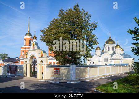 KASHIRA, RUSSIA - 18 SETTEMBRE 2021: Nel vecchio monastero di Nikitsky Kashirsky in un giorno di sole di settembre Foto Stock