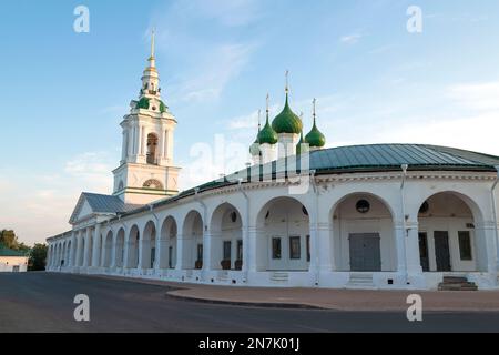 Soleggiato agosto mattina alle vecchie file commerciali. Kostroma, anello d'oro della Russia Foto Stock