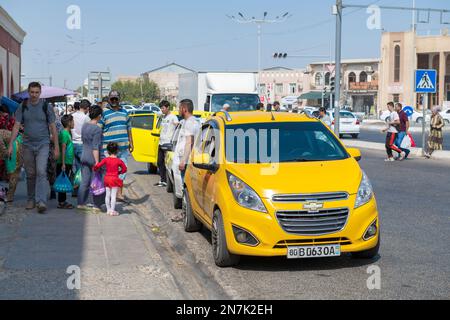 BUKHARA, UZBEKISTAN - 09 SETTEMBRE 2022: Tassisti in attesa di passeggeri sulla strada cittadina Foto Stock