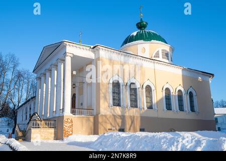 Chiesa dei lavoratori delle meraviglie di Yaroslavl Fedor, David e Konstantin (1831) primo piano in un giorno di sole di gennaio. Monastero di Spaso-Preobrazhensky. Yaroslavl Foto Stock