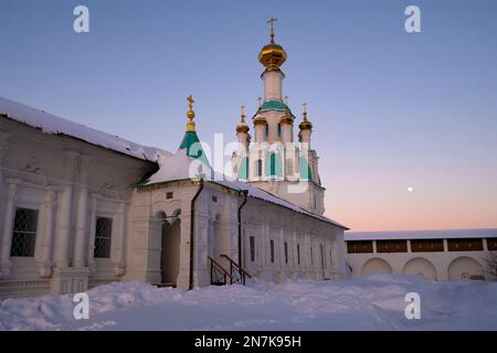 Antica Chiesa del Salvatore non fatta a mano nel crepuscolo di gennaio. Vvedensky Tolgsky convento. Yaroslavl, anello d'oro della Russia Foto Stock