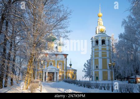 Gennaio mattina gelida presso l'antica Cattedrale della Trasfigurazione. Uglich, anello d'oro della Russia Foto Stock