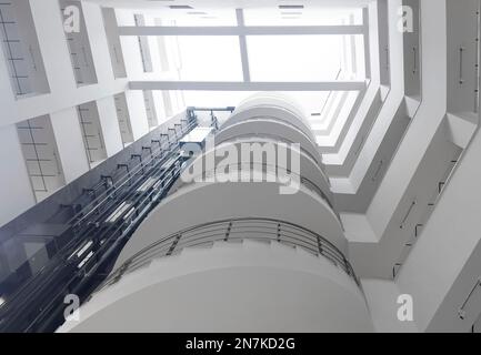 Scala a chiocciola con vista a basso angolo. Interno dell'edificio. Foto Stock
