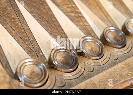 Primo piano del gioco da tavolo backgammon. Backgammon in legno con pedine e coppia di dadi Foto Stock