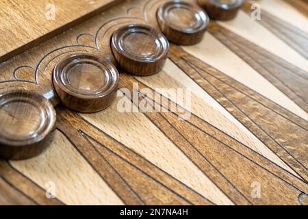 Primo piano del gioco da tavolo backgammon. Backgammon in legno con pedine e coppia di dadi Foto Stock