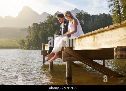 Im già amare essere sposato con voi. Foto a tutta lunghezza di una sposa affettuosa e sposo all'aperto il giorno del matrimonio. Foto Stock