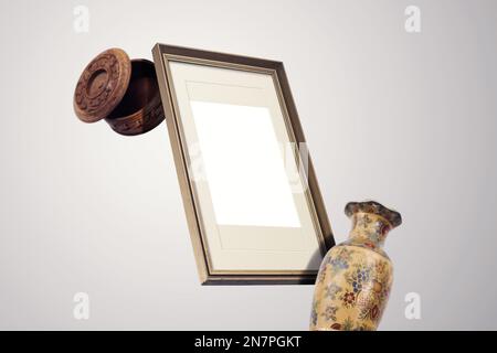 telai volanti in aria, con attrezzature e oggetti mockup Foto Stock