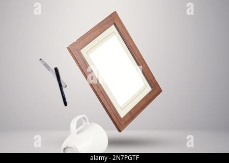 telai volanti in aria, con attrezzature e oggetti mockup Foto Stock