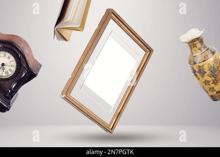 telai volanti in aria, con attrezzature e oggetti mockup Foto Stock