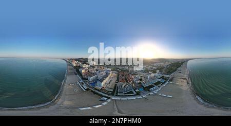 Una vista panoramica aerea del porto di Durres sul Mare Adriatico nell'Albania occidentale all'ora d'oro Foto Stock