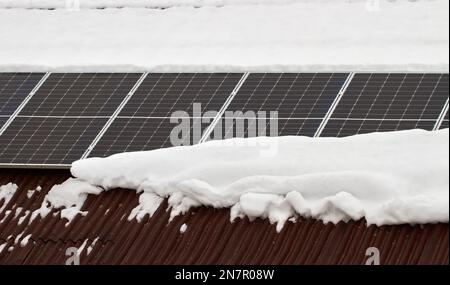 Pannelli solari sul tetto in inverno. Foto Stock