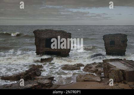 Distrutte le fortificazioni settentrionali sulle rive del Mar Baltico a Liepaja. Foto Stock