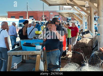 ITALIA, TRAPANI-20 OTTOBRE: Trapani è una città sulla costa occidentale della Sicilia. Vista del mercato del pesce di Trapani il 20 ottobre 2022, Trapani, Sicilia. Foto Stock