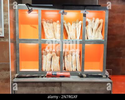 Pane appena sfornato baguette stand in panetteria francese Foto Stock