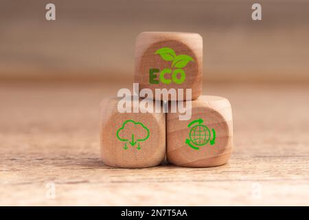 Concetto zero netto ambiente naturale strategia a lungo termine neutrale dal clima obiettivi di emissioni di gas serra blocco di legno con icona verde al centro netto sulla Foto Stock