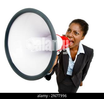 Eccomi adesso. Studio di una giovane donna d'affari che usa un megafono su uno sfondo bianco. Foto Stock